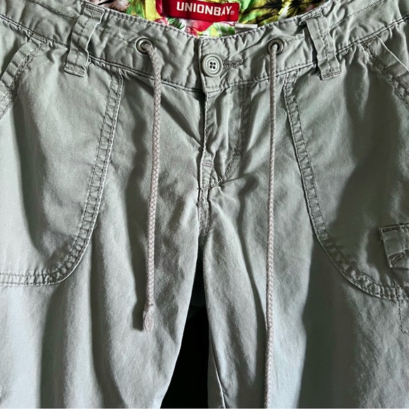 Y2K Grey Cargo Capris - Picture 2 of 7